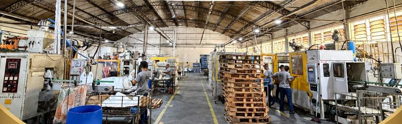 Interior da fábrica da BL Embalagens, com linhas de sopro e injeção em operação